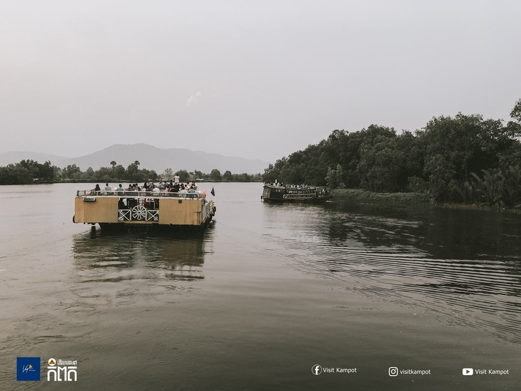 ការជិះទូកមើលថ្ងៃលិច