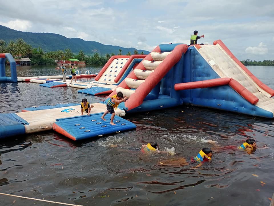 ការជិះពោងរអិលបណ្ដែតទឹក