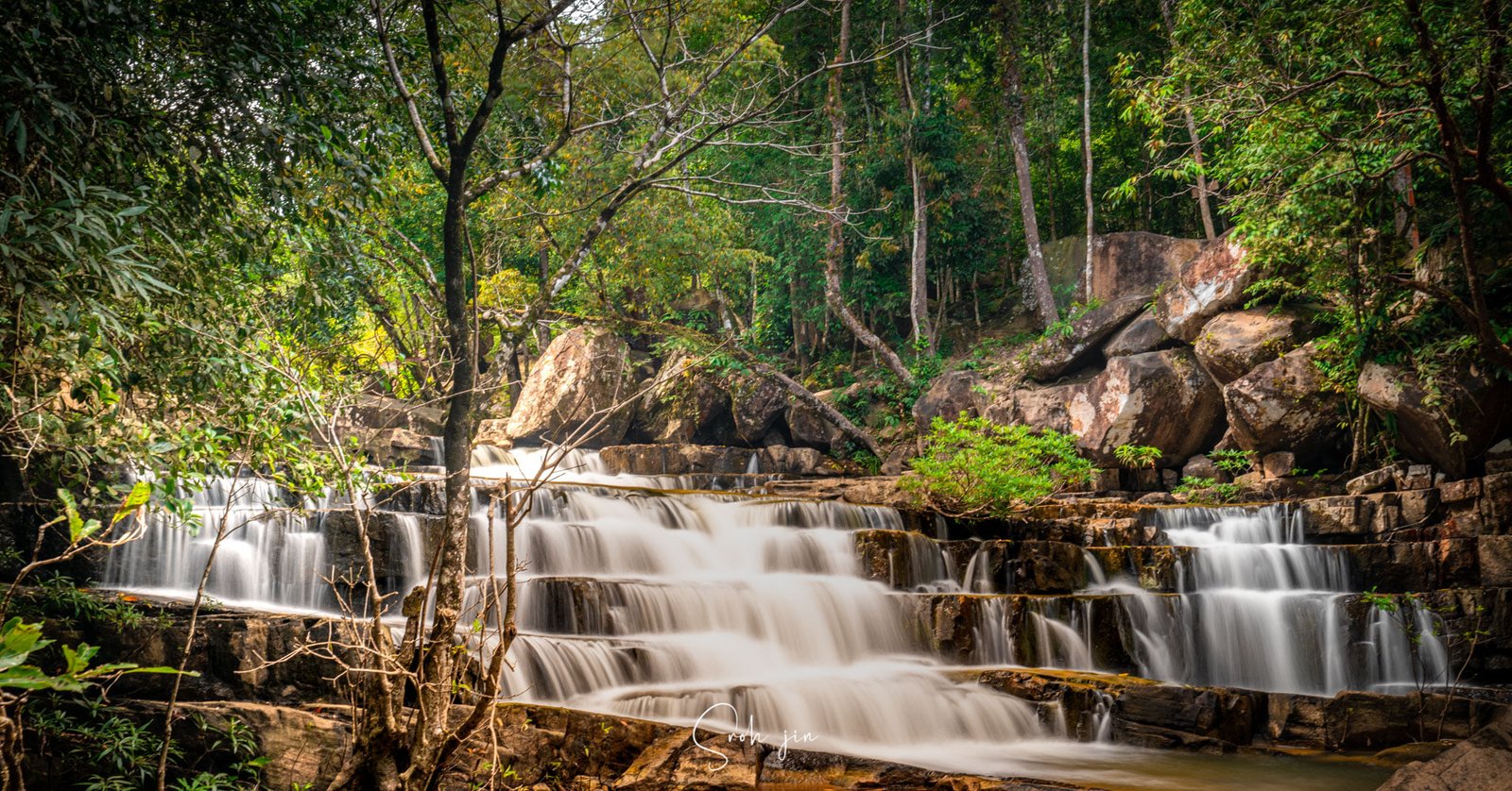 រមណីយដ្ឋានទឹកធ្លាក់៩ជាន់