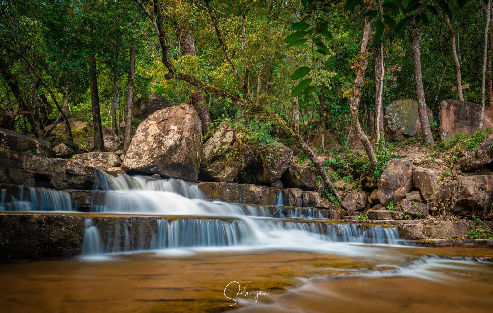 រមណីយដ្ឋានទឹកធ្លាក់៩ជាន់