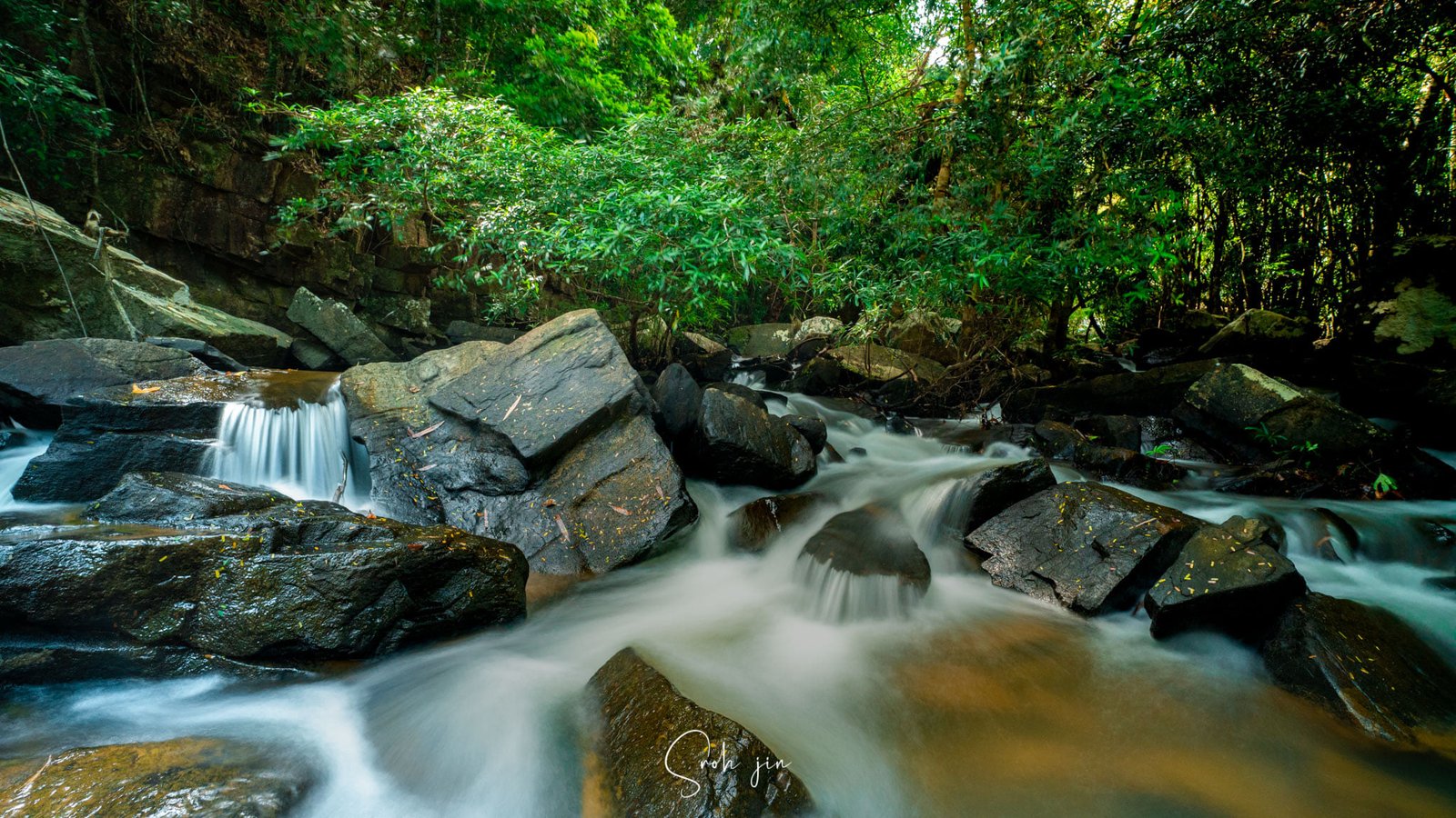 រមណីយដ្ឋានទឹកធ្លាក់៩ជាន់