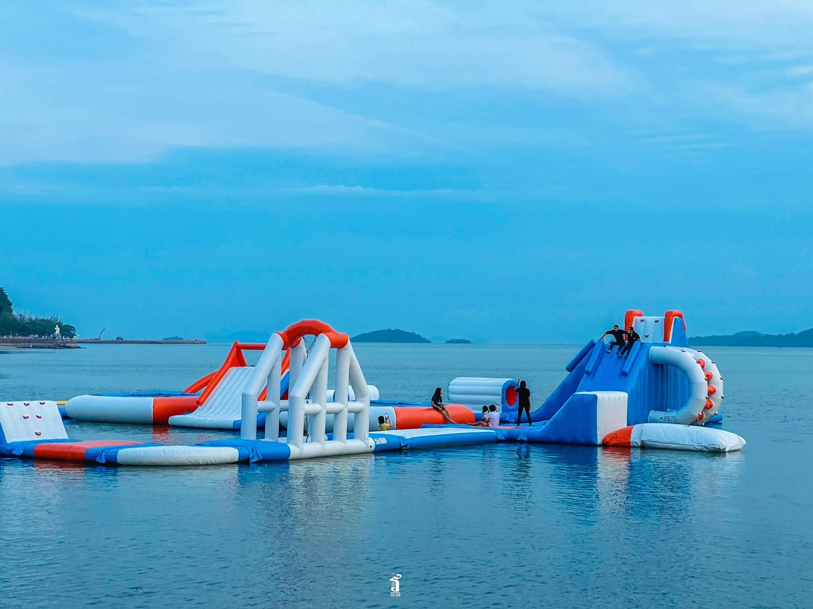 មជ្ឈមណ្ឌលកម្សាន្តខ្សែរ៉ក