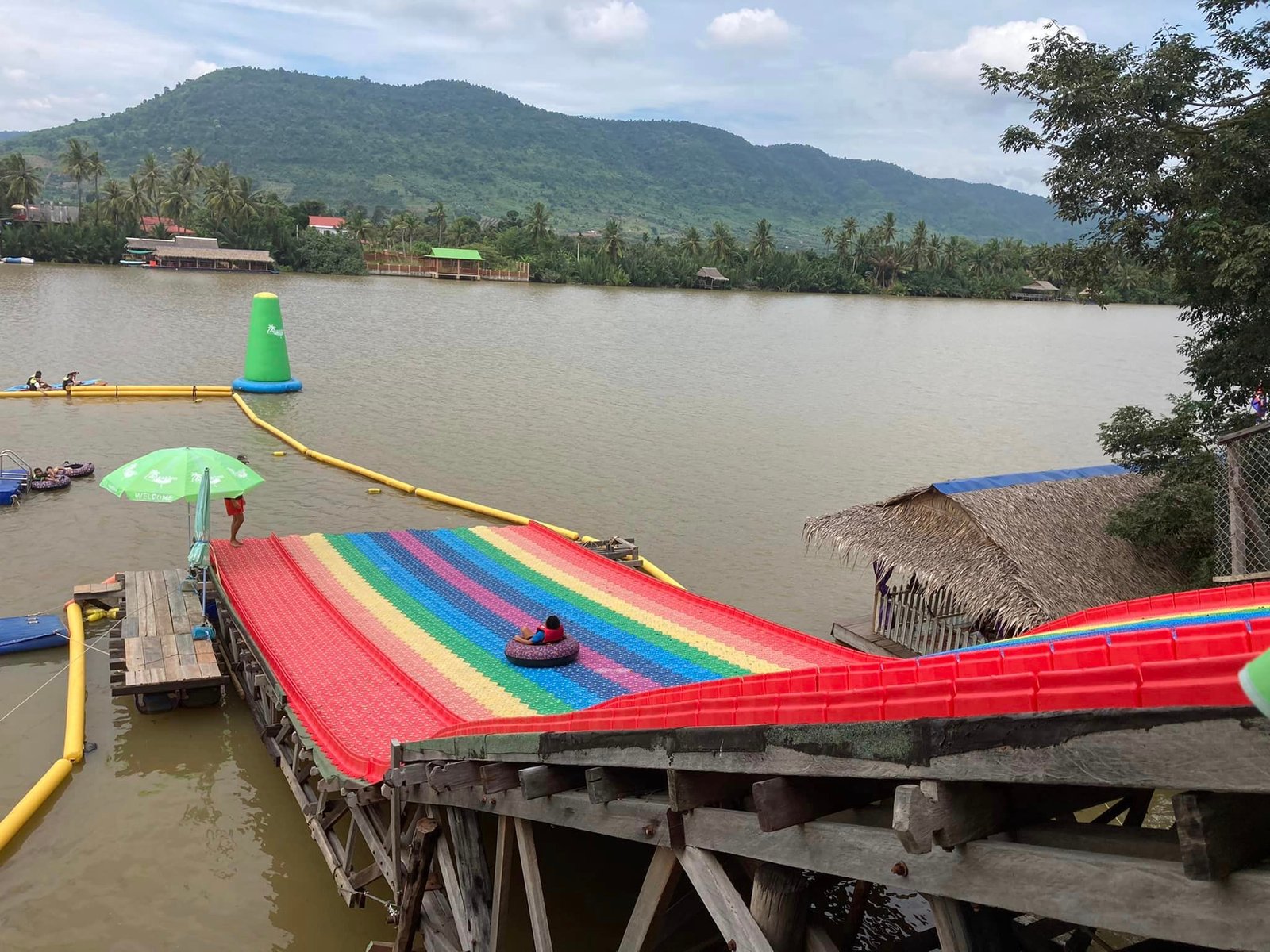 លេងកីឡាលើទឹកជាច្រើនប្រភេទ