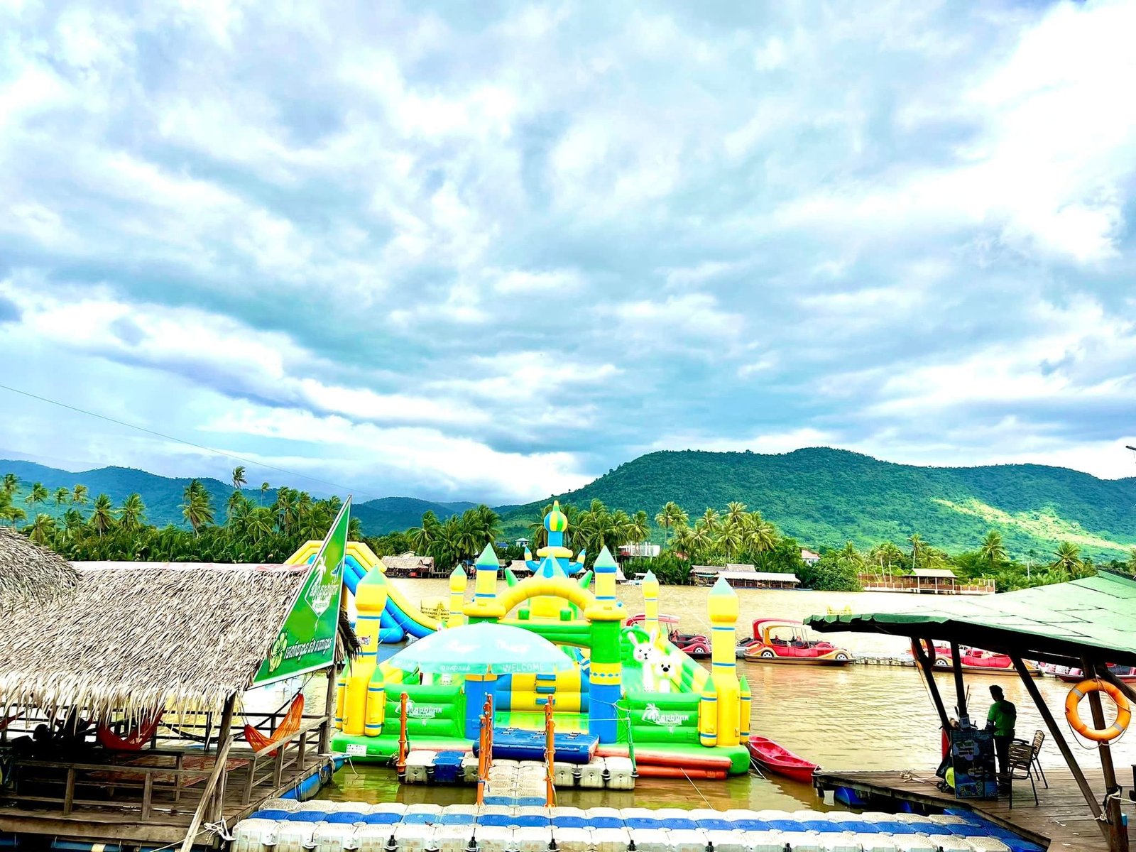 លេងកីឡាលើទឹកជាច្រើនប្រភេទ