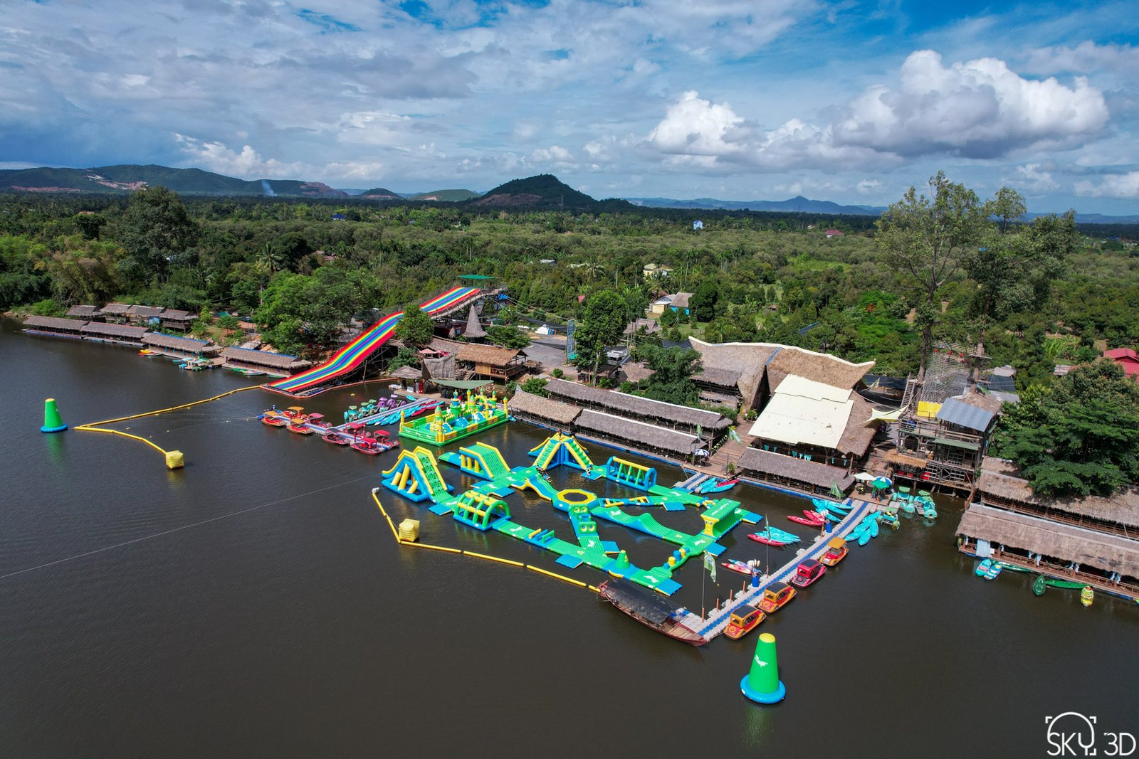 លេងកីឡាលើទឹកជាច្រើនប្រភេទ