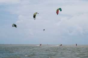 កីឡាជិះស្គីតោងខ្លែង