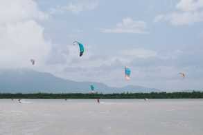 កីឡាជិះស្គីតោងខ្លែង