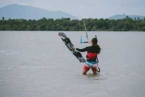 កីឡាជិះស្គីតោងខ្លែង