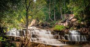 រមណីយដ្ឋានទឹកធ្លាក់៩ជាន់