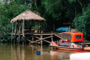 លេងកីឡាលើទឹកជាច្រើនប្រភេទ