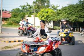 ជិះម៉ូតូកង់បួន